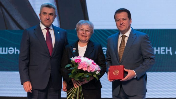 Август педагогик конференциясендә мәгариф хезмәткәрләрен бүләкләделәр