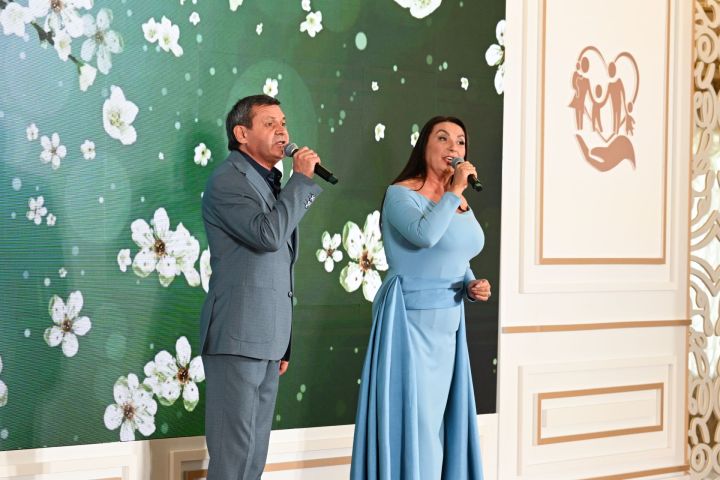 Рөстәм Миңнеханов гаиләләргә дәүләт бүләкләре тапшырды