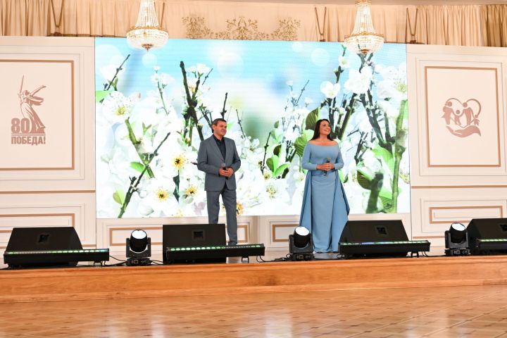 Рөстәм Миңнеханов гаиләләргә дәүләт бүләкләре тапшырды