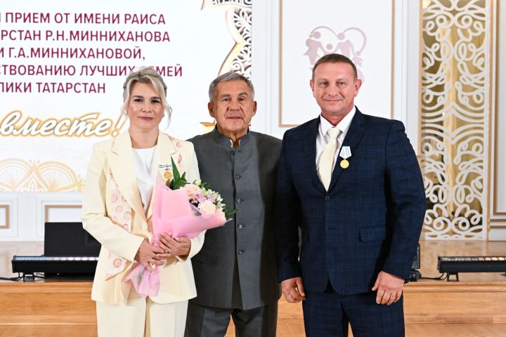 Рөстәм Миңнеханов гаиләләргә дәүләт бүләкләре тапшырды