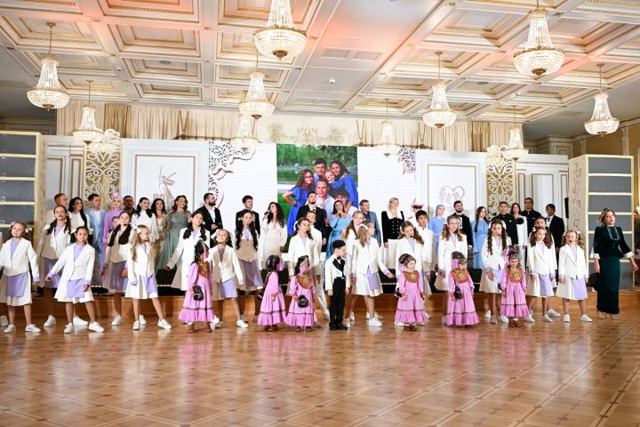 Рөстәм Миңнеханов гаиләләргә дәүләт бүләкләре тапшырды