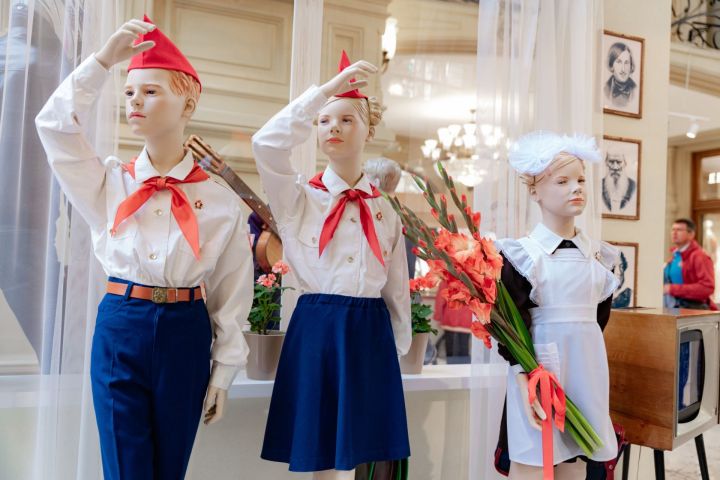 Сергей Кравцов  мәктәп формасы тарихына багышланган күргәзмә ачылышында катнашты