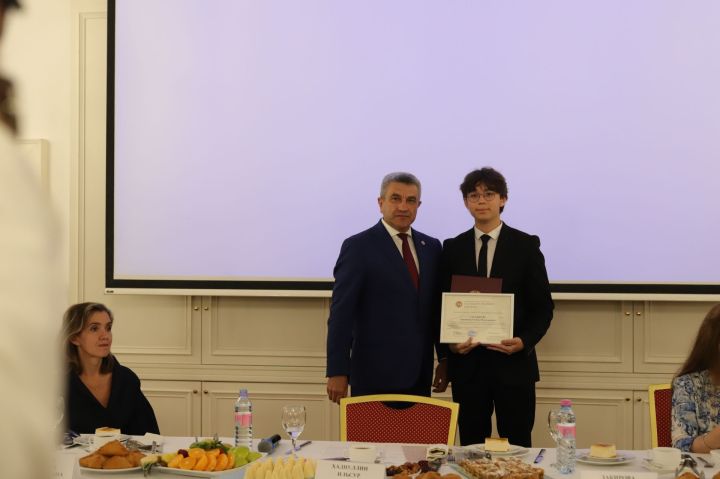 БДИны 300 һәм 200 баллга тапшырган укучылар белән очрашу