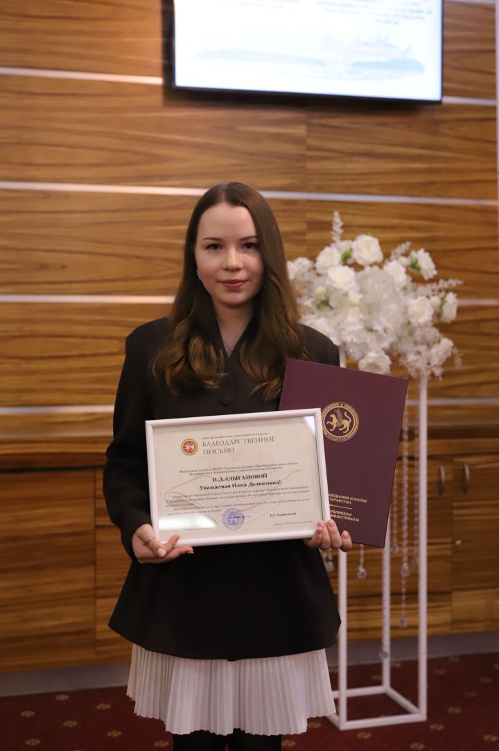 БДИны 300 һәм 200 баллга тапшырган укучылар белән очрашу