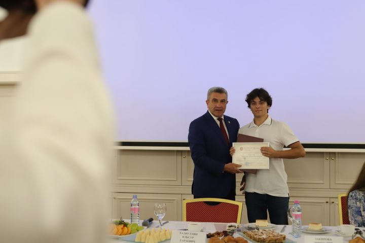БДИны 300 һәм 200 баллга тапшырган укучылар белән очрашу
