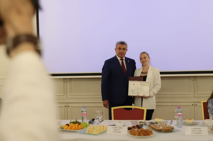 БДИны 300 һәм 200 баллга тапшырган укучылар белән очрашу