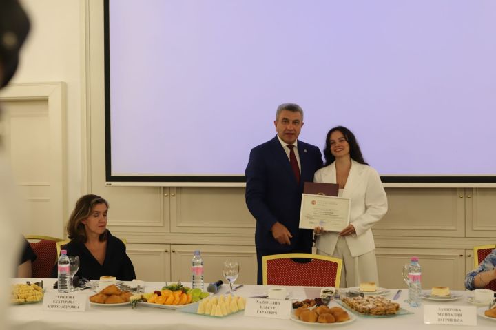 БДИны 300 һәм 200 баллга тапшырган укучылар белән очрашу