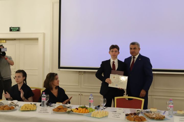БДИны 300 һәм 200 баллга тапшырган укучылар белән очрашу
