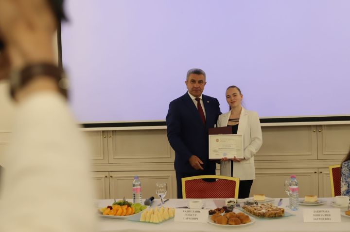 БДИны 300 һәм 200 баллга тапшырган укучылар белән очрашу