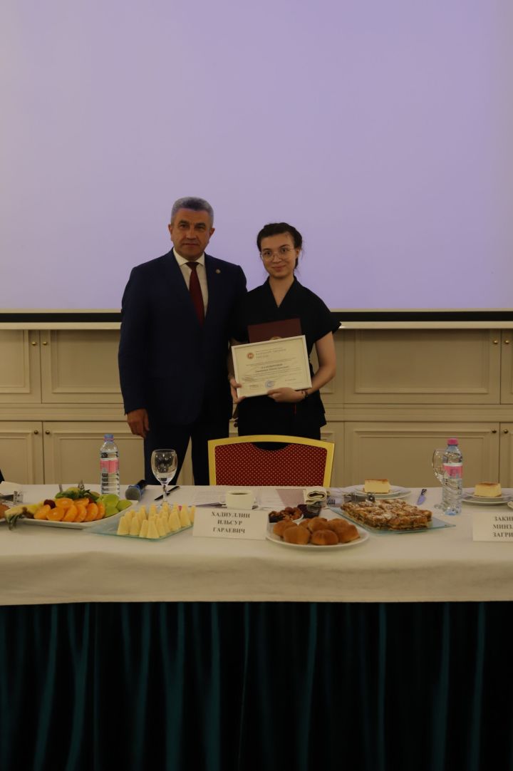 БДИны 300 һәм 200 баллга тапшырган укучылар белән очрашу