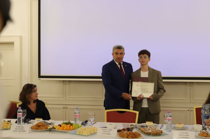 БДИны 300 һәм 200 баллга тапшырган укучылар белән очрашу