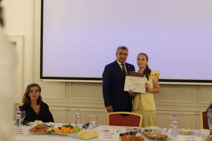 БДИны 300 һәм 200 баллга тапшырган укучылар белән очрашу