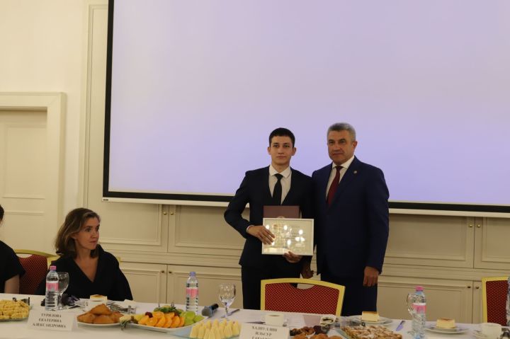 БДИны 300 һәм 200 баллга тапшырган укучылар белән очрашу