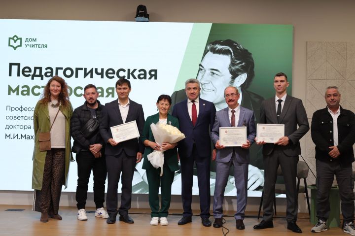 Укытучыга һәйкәл ачылышыннан фоторепортаж