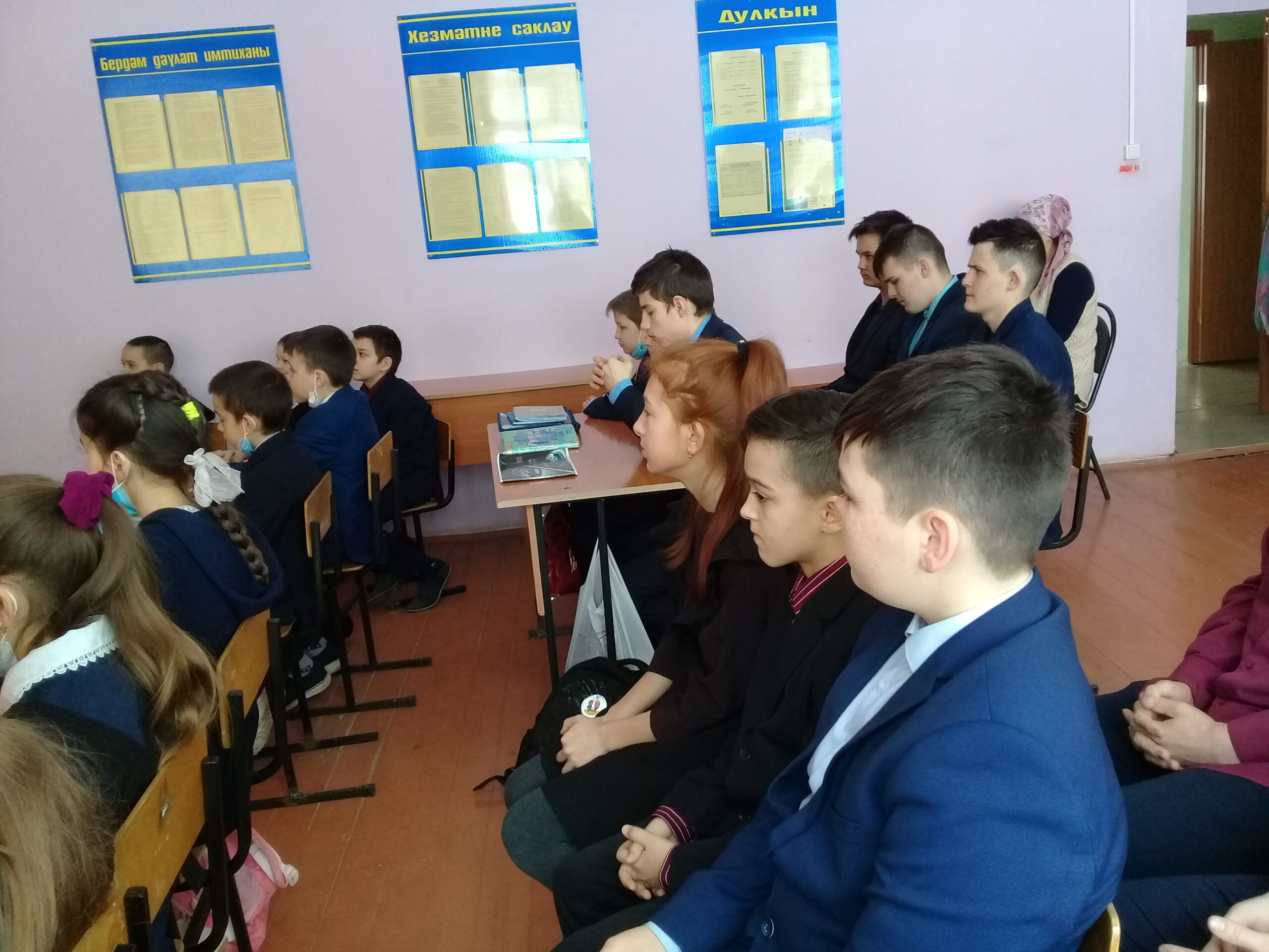 Студент мәктәптә педпрактика уза