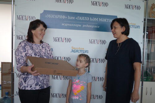 «Мәгариф» укытучыга ноутбук бүләк итте