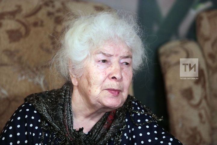 Клара Булатова: «Тездә – Золя, кулда – чигү энәсе...»
