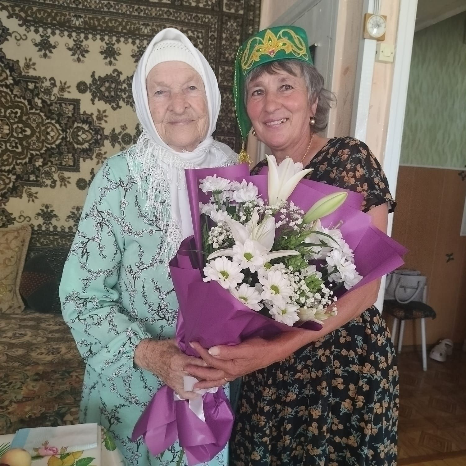 Айсылу Зарипова: « Белем- тәрбия нигезләрен нык өйрәткәнсез, шуңа күрә дә тормышта да югалмадык»