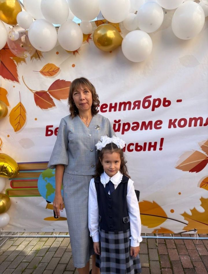 «Каршы алдың, газиз әнкәм кебек, Укытучы апам, елмаеп»