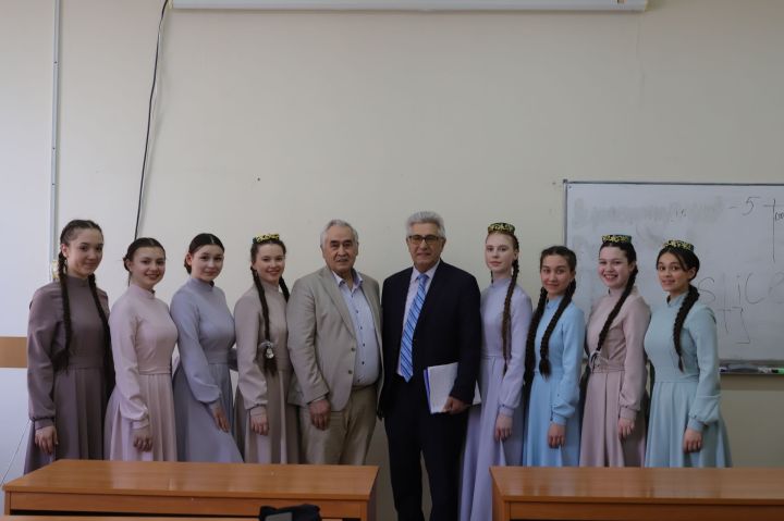 «Кузгатмакчы булсаң халык күңелләрен...» дип атаплган республикакүләм фәнни-иҗади бәйгедән фоторепортаж