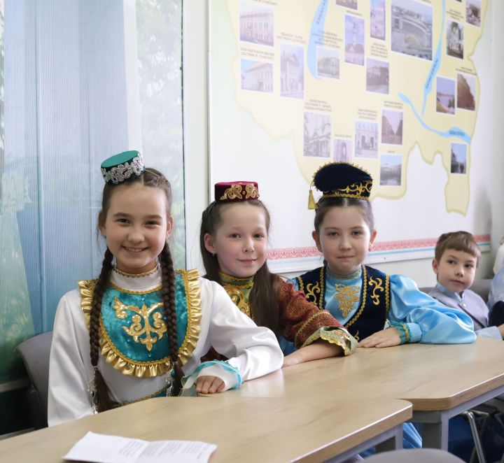 «Кузгатмакчы булсаң халык күңелләрен...» дип атаплган республикакүләм фәнни-иҗади бәйгедән фоторепортаж
