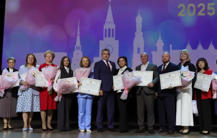 Татарстанда Бөтенроссия фән олимпиадасында җиңүчеләрне бүләкләделәр. Фоторепортаж