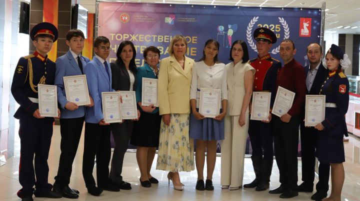 Татарстанда Бөтенроссия фән олимпиадасында җиңүчеләрне бүләкләделәр. Фоторепортаж