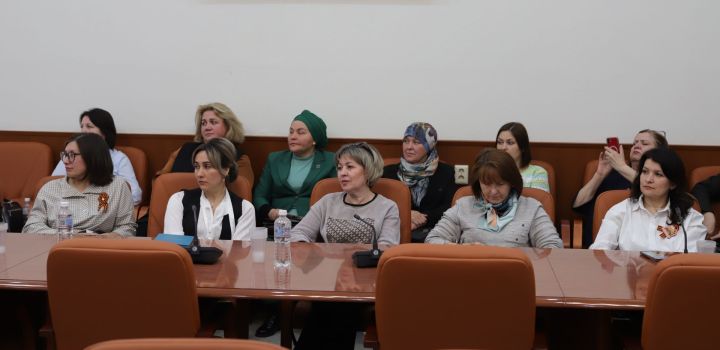 Казань и Санкт-Петербург обменялись опытом. Круглый стол в ИРО РТ