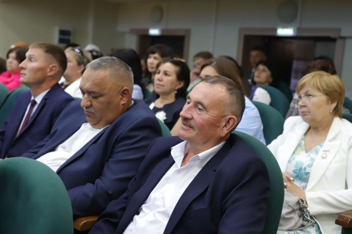Милли традицияләргә, туган телгә  тугрылык саклап