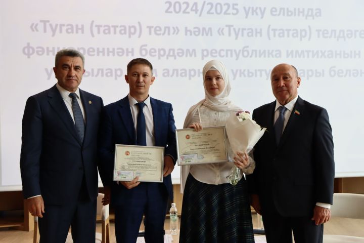 Илсур Һадиуллин татар теленнән БДИ тапшырган укучылар белән очрашты