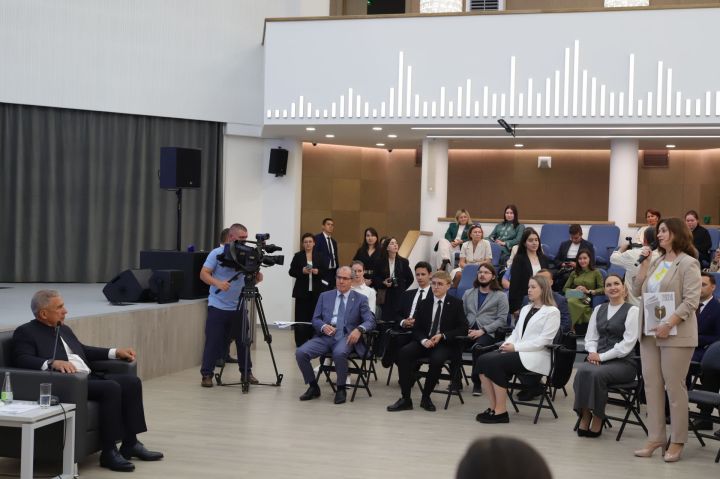 Рөстәм Миңнеханов КФУда яшь педагоглар һәм галимнәр белән очрашты. Фоторепортаж