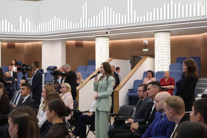Рөстәм Миңнеханов КФУда яшь педагоглар һәм галимнәр белән очрашты. Фоторепортаж