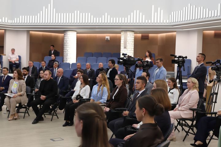 Рөстәм Миңнеханов КФУда яшь педагоглар һәм галимнәр белән очрашты. Фоторепортаж
