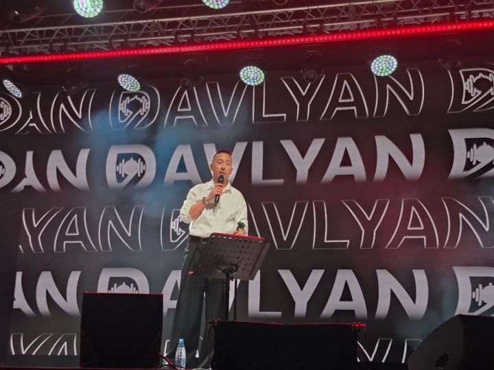 Студиядән сәхнәгә. Хитлар тудыручы Илдус Давляновның икенче концерты ничек үтте?