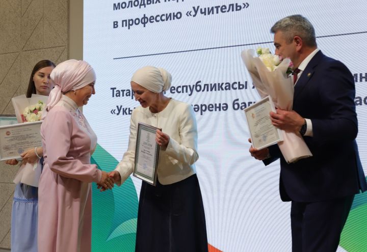 Авыл укытучысын тәбрикләү. Фоторепортаж