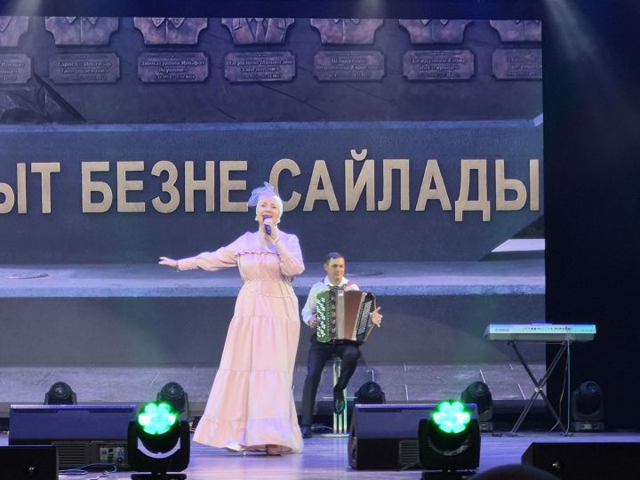 Тәслимә Низами иҗатташ дусларын бер мәйданга җыйды