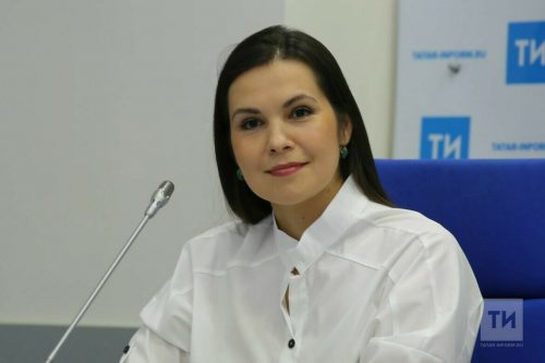 Яшьләрь күз линзаларын дөрес куймый